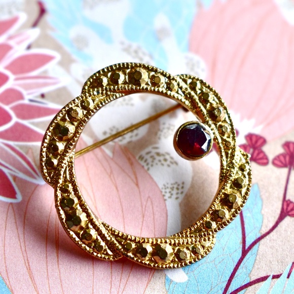 💞💗 Vintage Gold Plated CircleTwisted Wreath Brooch Red Rhinestone 1.2" - Picture 7 of 7